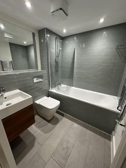 ברמינגהאם Luxurious 1-Bedroom With Parking מראה חיצוני תמונה